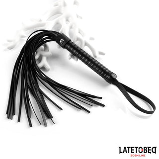 Latetobed Flogger 52 cm är en svart BDSM-flogger i läderimitation med ett omlindat handtag, som visas på en vit bakgrund - perfekt för varierad stimulans.