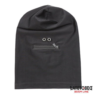 BDSM Helmask med Dragkedja är en svart heltäckande huva med två metallöglor och en liten dragkedja över munnen – perfekt för rollspel och dominanslekar.