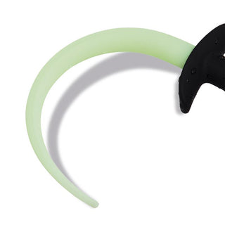 Glow in the Dark Tail Buttplug har en ljusgrön, böjd svans på en svart bas mot en vit bakgrund - perfekt för valplek med sin självlysande design.