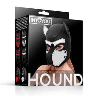 En person som bär Intoyou Neoprene Hundmask, en svartvit hundleksaksmask med avtagbart munstycke, förekommer på förpackningar märkta HOUND för entusiaster.
