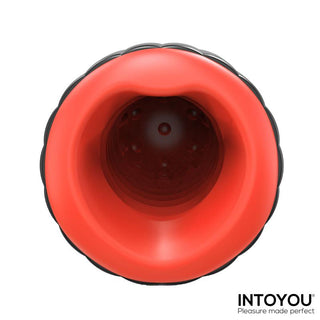 INTOYOU Karter Masturbator är en röd och svart cylindrisk leksak med en texturerad insida och möjlig uppvärmningsfunktion, visad ovanifrån med INTOYOU-logotypen i hörnet.