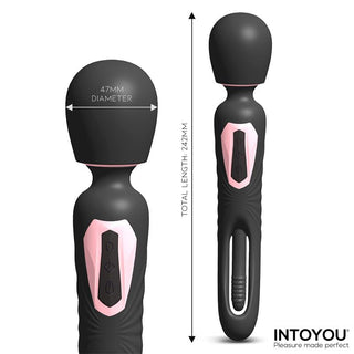 En ljusrosa Intoyou Lexy-vibrator med tungformad design och slät silikonyta, visad ur två vinklar.