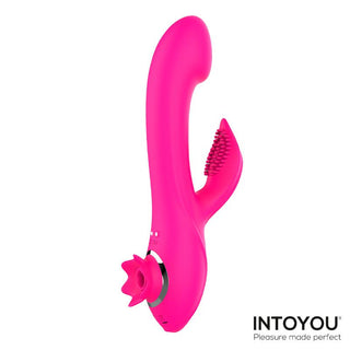 Magnoliapink 3-i-1 Suction Vibe är en ljusrosa silikonvibrator med ett roterande hjul, en texturerad arm och en kraftfull klitorisstimulator. Med INTOYOU-logotypen i hörnet.