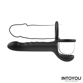 Svart, strukturerad hylsa med dubbla ringar, tillverkad av slätt material och utformad för dubbel penetration; INTOYOU-logotypen syns tydligt.
