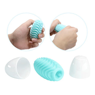 Ett par händer visar PrettyLove Attractive Runkägg, med dess strukturerade blå hylsa och matchande plastfodral.