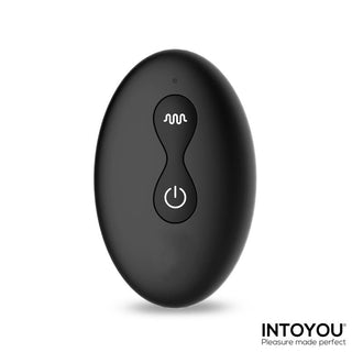 Svart oval fjärrkontroll med två knappar och INTOYOU-logotyp i hörnet, designad för sömlös kontroll av din Milton Tapping Analplugg, på en vit bakgrund.
