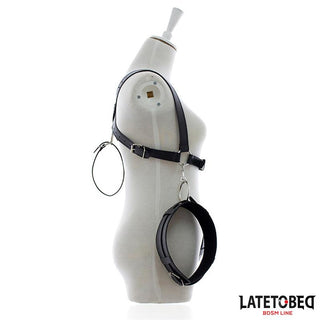 Latetobed Open Leg Bondage-svart BDSM-sele och krage i läder med justerbara remmar, visas på en vit skyltdockas torso; Latetobed BDSM Line-logotypen visas i hörnet.