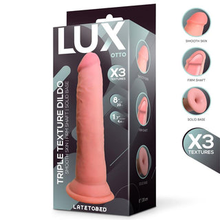 Låda innehållande Lux Otto Mjuk Dildo 20 cm, med trippel densitet för realistisk textur - slät hud, fast skaft och solid bas. Strap-on-kompatibel för mångsidig njutning.