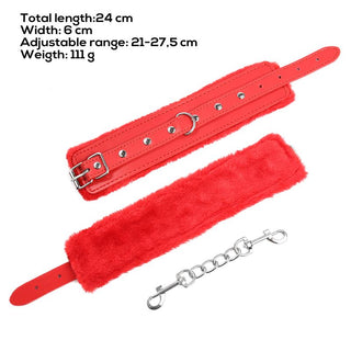 Latetobed Handbojor i päls: Handledsfängsel i röd fuskpäls med metallkedja och spänne, perfekt för BDSM eller bondage. Produktens mått och vikt visas i svart text.