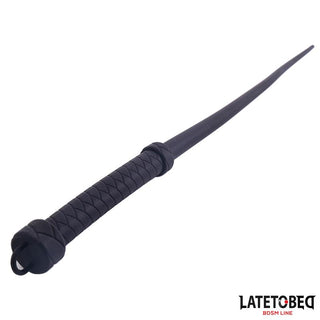 Latetobed Silicone Whip 61 cm har ett strukturerat handtag och en elegant design, visad från en vinkel med Latetobed BDSM Line-logotypen - perfekt för dominanslekar och för att intensifiera dina BDSM-sessioner.