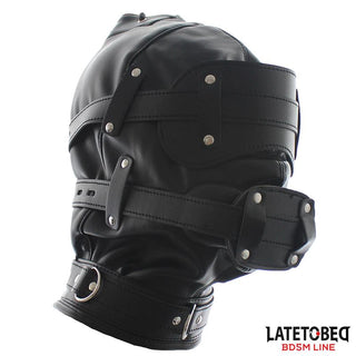 Total Lockdown BDSM Mask är en svart läderhätta med remmar och spännen, perfekt för sensorisk begränsning och intensiva rollspelsupplevelser.