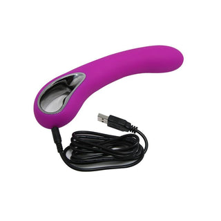 PrettyLove Elmer Pink är en rosa silikonvibrator med en USB-laddningskabel, som visas på en vit bakgrund. Den här böjda vibratorn är uppladdningsbar för bekväm användning när som helst.