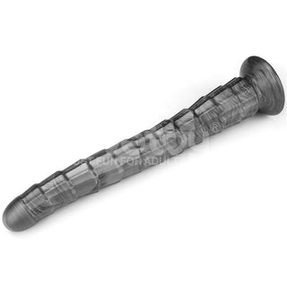 Ribbad, genomskinlig, grå analdildo i silikon med vibrationsfunktion, fotograferad mot en vit bakgrund.