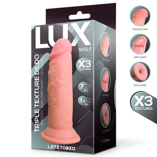 Boxad Lux Wolf Mjuk Dildo 17 cm har produktbilder, slät hud, fast skaft, solid bas och en längd på 7 tum. Denna realistiska dildo innehåller också en sugkopp strap-on för mångsidig lek.