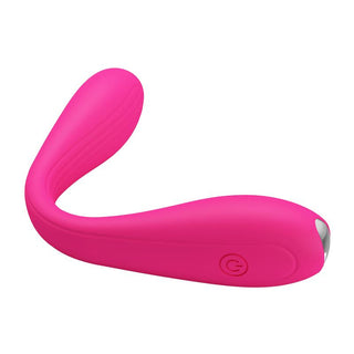 PrettyLove Yedda Bendable är en rosa, C-formad silikonvibrator med en strömknapp i ena änden, utformad för klitorisstimulering, visad på en vit bakgrund.