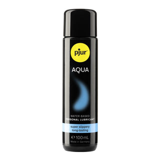 En flaska Pjur Aqua 100ml med svart lock och etikett – ett vattenbaserat glidmedel, dermatologiskt testat för silkeslen känsla.