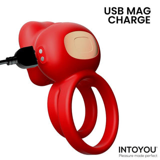 Röd penisring i silikon med vibrator och USB Mag Charge, uppladdningsbar via USB, mot vit bakgrund.