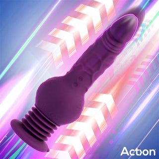 Lila silikonvibrator med ribbad bas och sugkopp, avbildad mot en neonfärgad bakgrund.