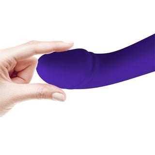 En hand nyper spetsen på en flexibel lila Mjuk Lila Vibrator Cetus med en rundad ände på en vit bakgrund, vilket visar upp dess smidighet och bekväma design.