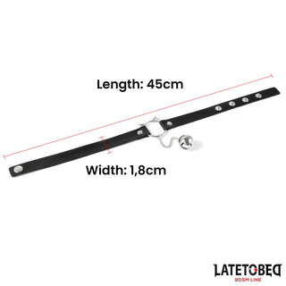 Latetobed Cat Ear Collar, 45 cm långt och 1,8 cm brett, är ett elegant svart BDSM-tillbehör med metallring och avtagbar kula som också fungerar som en unik choker, här mot en vit bakgrund.