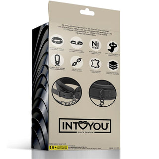 Förpackningen till IntoYou Halsband Med Handbojor, tillverkad av veganläder, innehåller produktbilder och säkerhetsikoner. Dess sensuella utseende förbättras av justerbara handbojor, vilket erbjuder en bekväm och anpassningsbar upplevelse.