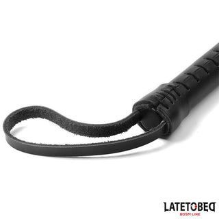 Latetobed Läderflogger 50 cm är en svart läderflogger med loopad ände och texturerat handtag. Med Latetobed BDSM Line-logotypen är det en måste-ha sexleksak för intensiv lek.