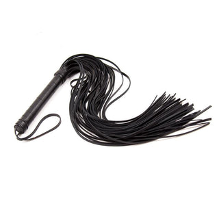 Latetobed BDSM Flogger 69 cm är en klassisk flogger i svart läder med flera svansar och ett omlindat handtag, som visas på en vit bakgrund.