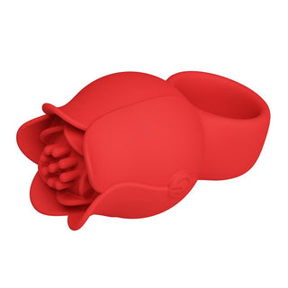 Fingervibrator i röd silikon i form av en ros, med ett runt band som kan bäras på fingret.