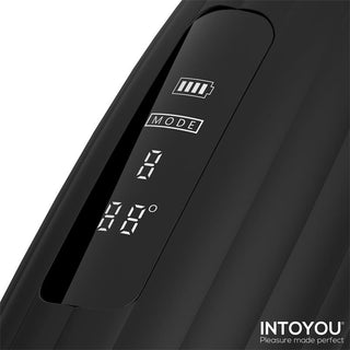 Närbild av INTOYOU Karter Masturbators svarta skärm som visar läge, batterinivå och temperatur i vit text - perfekt för att hålla koll på din masturbators värmefunktion.
