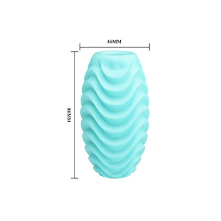 En PrettyLove Attractive Runkägg, en turkos texturerad hylsa med cylindriska dimensioner på 46 mm gånger 118 mm, vilar på en vit bakgrund.
