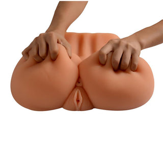 Händer som klämmer på Mature Kelly Masturbator, en kurvig silikon överkropp sexleksak med höfter och könsorgan, mot en vit bakgrund.