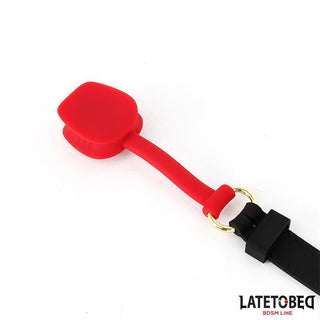 LatetoBed Force Mouth Gagball - en elegant BDSM-accessoar med svart rem, guldfärgat spänne och justerbart band, presenterad mot vit bakgrund.