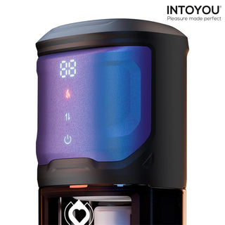 En elegant elektronisk enhet märkt som INTOYOU Nextor Värmande Masturbator, med en digital LED-display och knappar med logotypen uppe till höger.