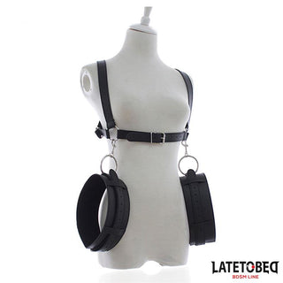 Latetobed Open Leg Bondage, med armmanschetter i svart läder och justerbara remmar, visas på en vit skyltdockas torso.