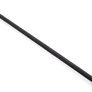 En Latetobed Riding Crop 66 cm, som påminner om dominanslekar, är placerad diagonalt på en vit bakgrund.