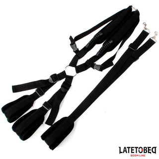 Latetobed Shoulder Swingstrap, med svarta justerbara manschetter, metallringar och en axelrem, visas på en vit bakgrund med LATETOBED-logotypen.