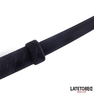 Närbild av Latetobed Silicone Whip 61 cm, med svart flätat handtag och slätt skaft - perfekt för BDSM och dominanslekar. Logotypen "LATETOBED BDSM LINE" visas i hörnet.