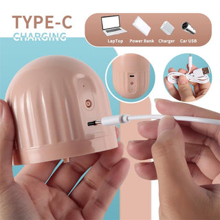 XISE Suctroker V2.0-masturbator, svart med metalliska detaljer, USB Type-C-port, laddningsikoner visas ovanför.