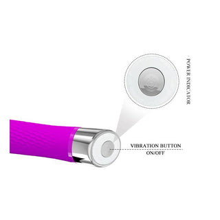 Närbild av Pretty Love Sebastian Lila Vibrators knapp, märkt som vibrationens på / av-omkopplare med en strömindikator.