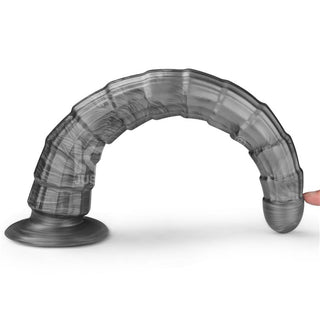 Grå analdildo i silikon med segmenterad design, två sugkoppar och en ände som är böjd nedåt.