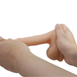 Wildon Realistisk Dildo, 13 cm, köttfärgad TPE, realistisk penis- och pungdesign, visas mot en vit bakgrund.