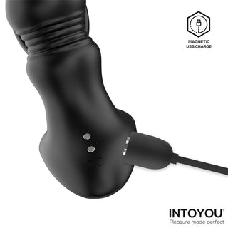 INTOYOU Womp Prostatamassagerare i mattsvart silikon med böjd design, visas med magnetisk USB-laddningskabel.