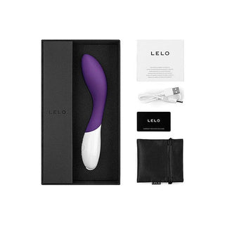 Lelo Mona 2, en lila och vit G-punktsvibrator, levereras i förpackning med en USB-kabel, påse, skötselkort och instruktioner. Tillverkad av kroppssäkert silikon med vattentäta konstruktion för säker och bekväm användning.