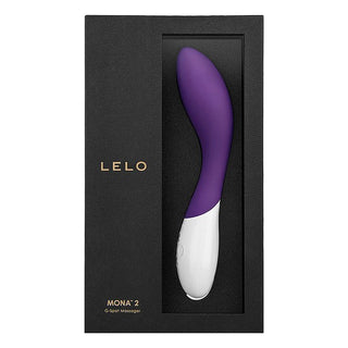 Lelo Mona 2 är en lila och vit böjd G-punktsvibrator tillverkad av kroppssäkert silikon, förpackad i en svart LELO-ask med guldtext.