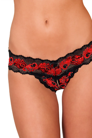 Rene Rofe grenfri V-string i svart och röd spets, med skir blommig spetsdesign. Slät bakgrund.