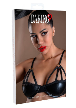 En kvinna med djärvt läppstift modellerar en snygg bh med remmar i svart läder på förpackningen märkt "Daring Intimates Wetlook Bh", som framhäver en förförisk design i premiummaterial.
