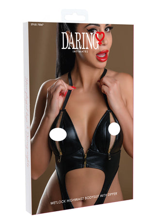 Wetlook Bodysuit med Dragkedja"-förpackningen har en fantastisk modell i en svart design med hög midja, framhävd av en gulddragkedja framtill, som utstrålar charmen av en äkta sexgudinna.