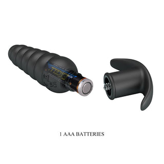 Analplugg i svart silikon med räfflad design, avtagbart lock och drivs med ett AAA-batteri.