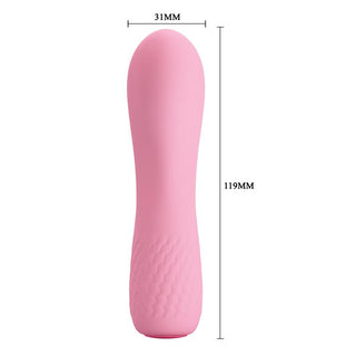 Pretty Love Alice Mini Vibrator är en rosa, vattentät enhet tillverkad av silikon av medicinsk kvalitet, som mäter 119 mm lång och 31 mm bred, med ett texturerat grepp i ena änden.
