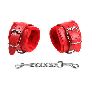IntoYou 10-Delar Bondage Kit innehåller röda vadderade handledsmanschetter med spännen och en kort silverkedja, perfekt för alla BDSM-entusiasters samling.